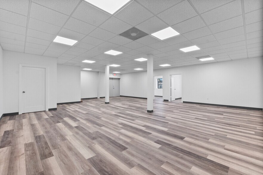 More Photos Of 11002 Sleepy Hollow Rd, Conroe Warehouse For Lease