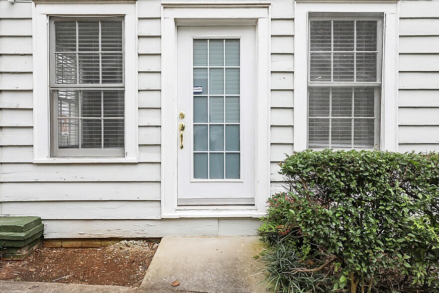 More Photos Of 228 E Poplar St, Griffin Office For Lease