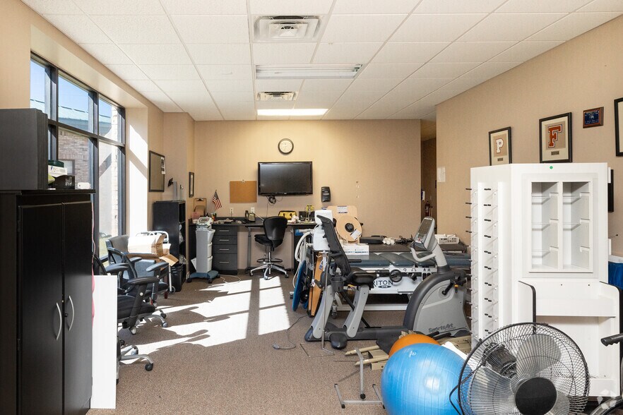 More Photos Of 700-710 Hospital Dr, Crestview Medical For Lease