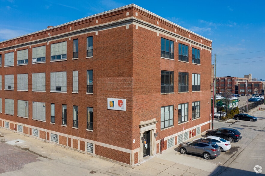 More Photos Of 1400 W 37th St, Chicago Showroom For Sale