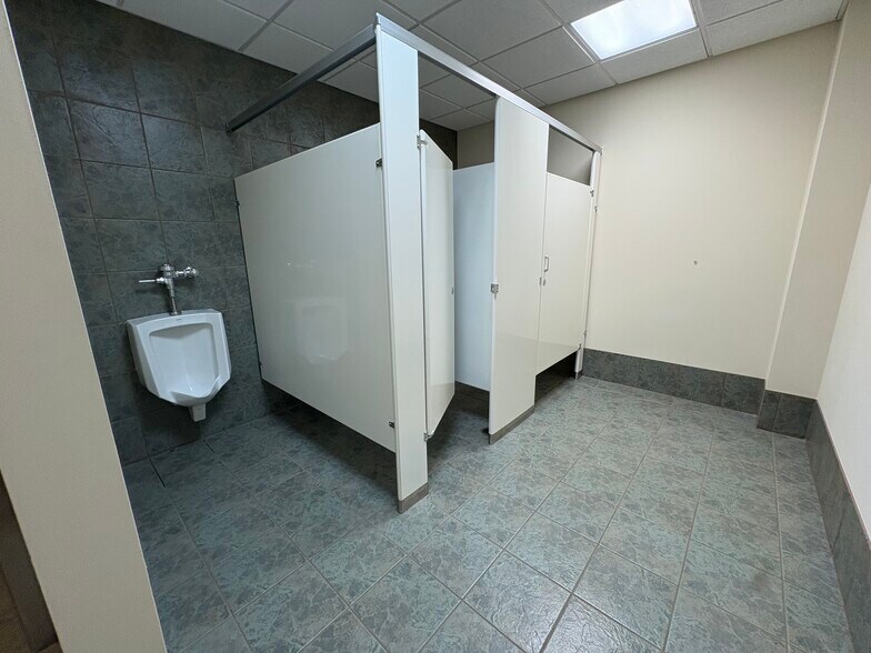 More Photos Of 450-480 E Roosevelt Rd, West Chicago Unknown For Lease