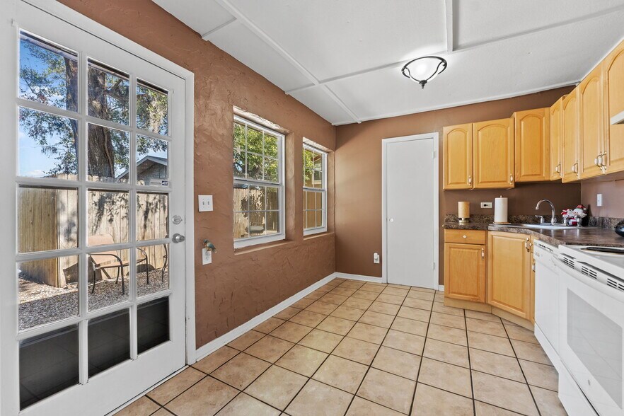 More Photos Of 925 Florida Ave, Palm Harbor Office Residential For Sale