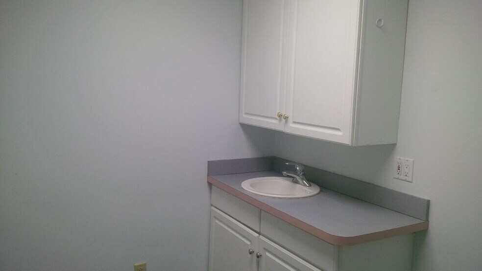 More Photos Of 6810 S Cedar St, Lansing Storefront Retail Office For Lease