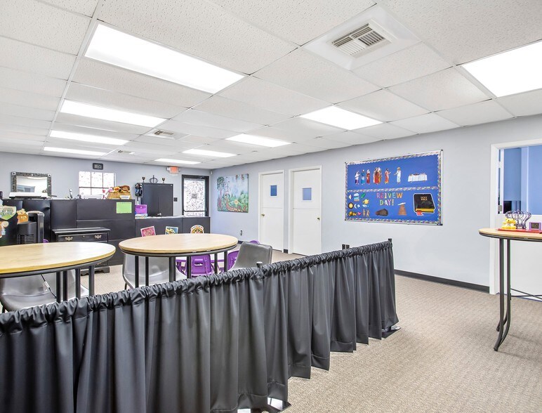 More Photos Of 2020 Anders Ln, Kemah Flex For Lease