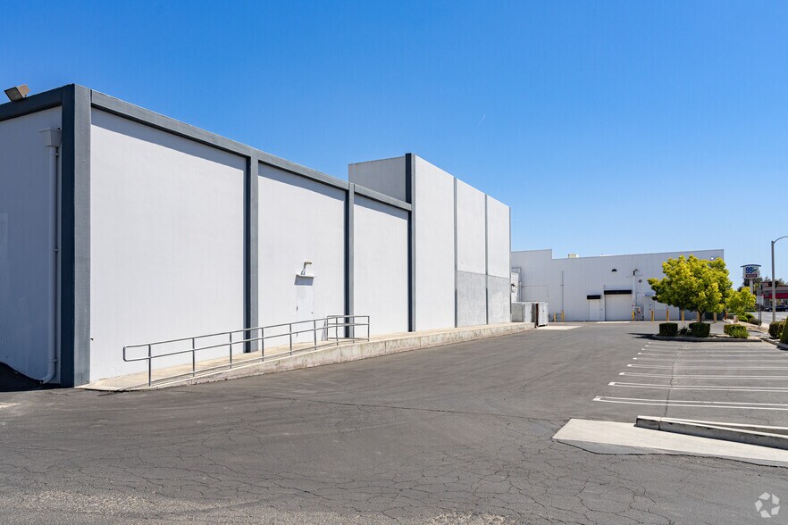 More Photos Of 601-633 Cecil Ave, Delano General Retail For Lease