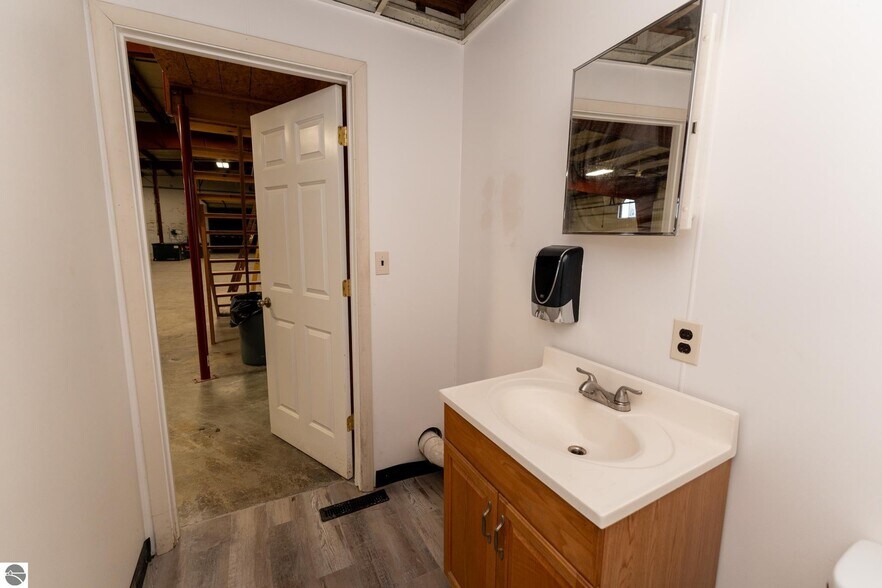 More Photos Of 910 Industrial Dr, Mount Pleasant Warehouse For Sale