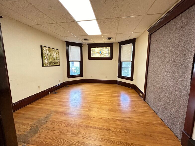 More Photos Of 300 4th St, Elyria Office Residential For Lease