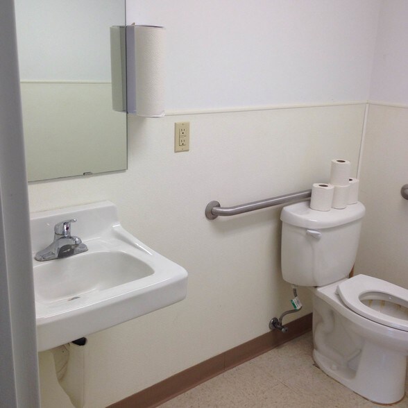 More Photos Of 396 Schilling Dr S, Dundas Storefront For Lease