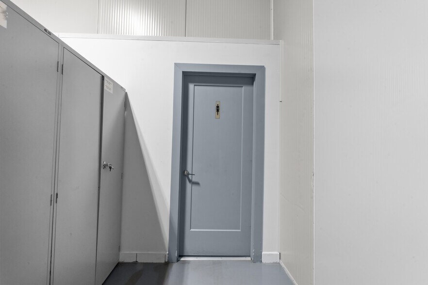 More Photos Of 609-649 Montée De Liesse, Saint-Laurent Warehouse For Sale