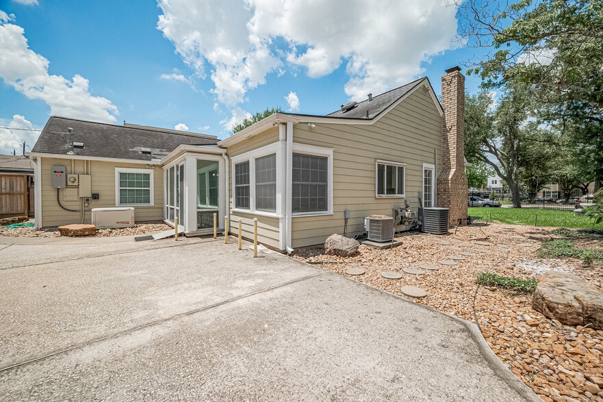 More Photos Of 826 Heights Blvd, Houston Office Residential For Sale