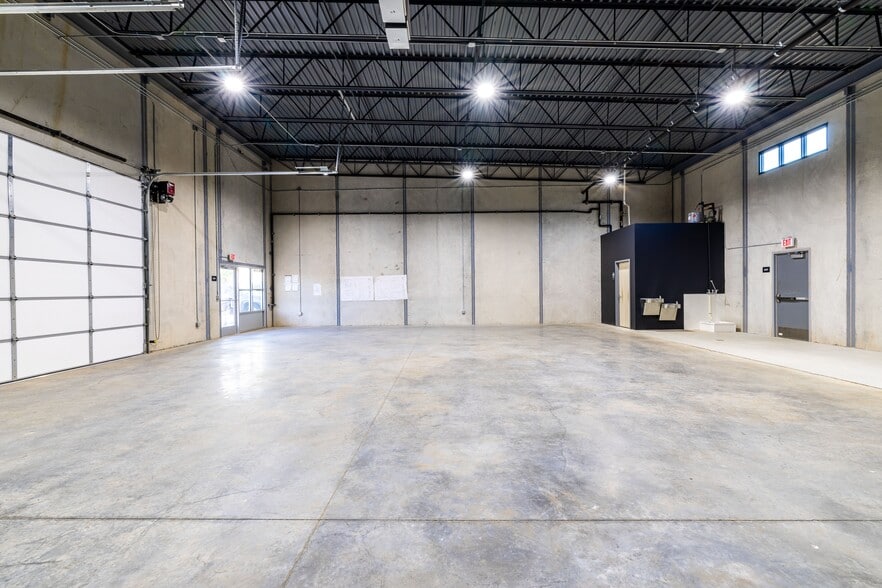 More Photos Of 4009 NW 164th St, Edmond Industrial For Sale