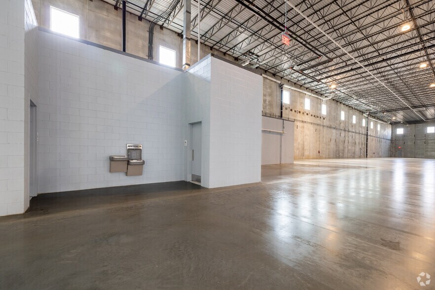 More Photos Of 1001 Express Drive North, Yaphank Distribution For Sale