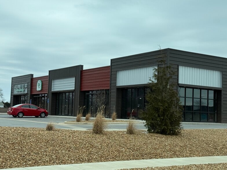 More Photos Of 1350 N Maxine Ave, Nixa Storefront For Lease