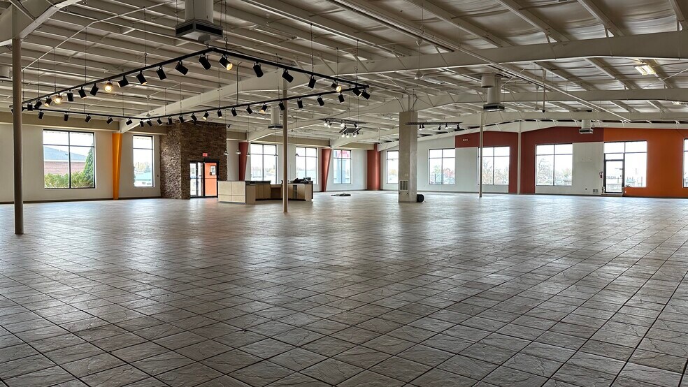 More Photos Of 2401 1/2 Empire, Bloomington General Retail For Sale