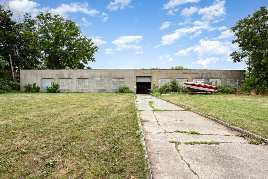 More Photos Of 1322 E Genesee Ave, Saginaw Showroom For Sale
