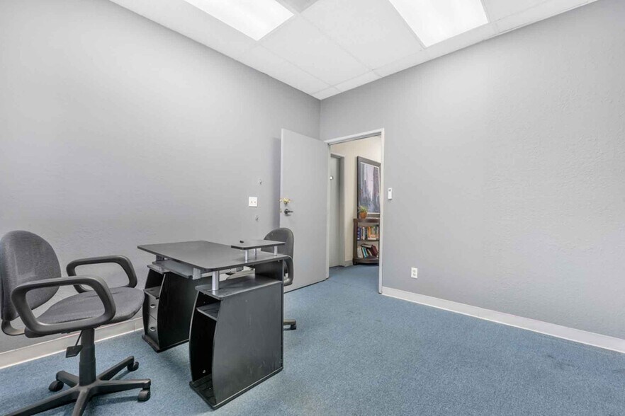 More Photos Of 22231 Mulholland Hwy, Calabasas Office For Lease