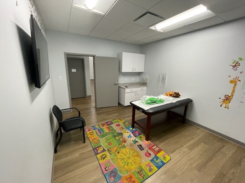 More Photos Of 4682 Airport Blvd, Mobile Medical For Sale