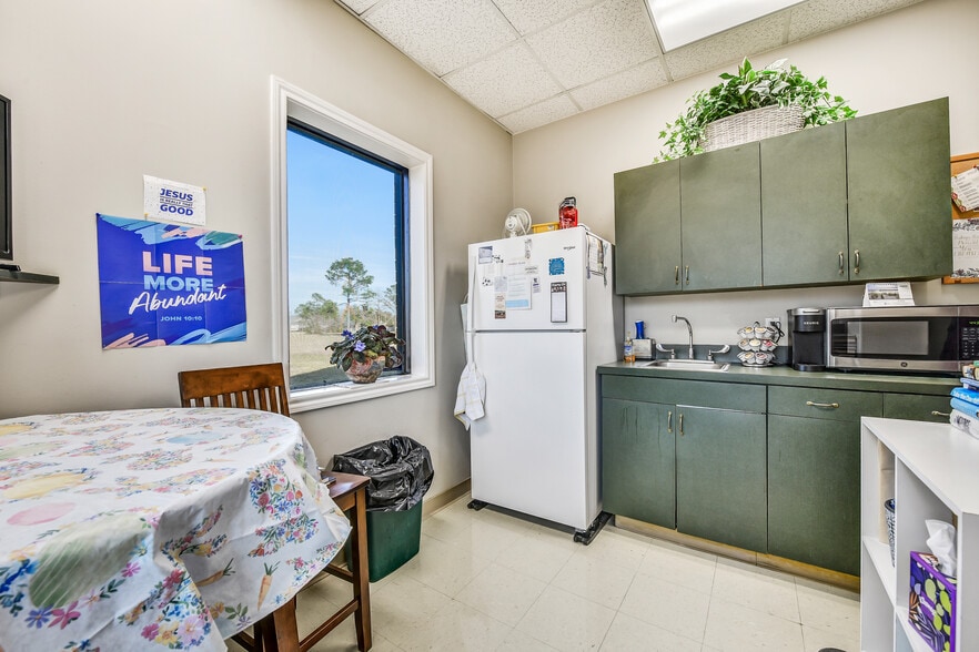 More Photos Of 2401 Parkwood Ave, Friendswood Office For Sale