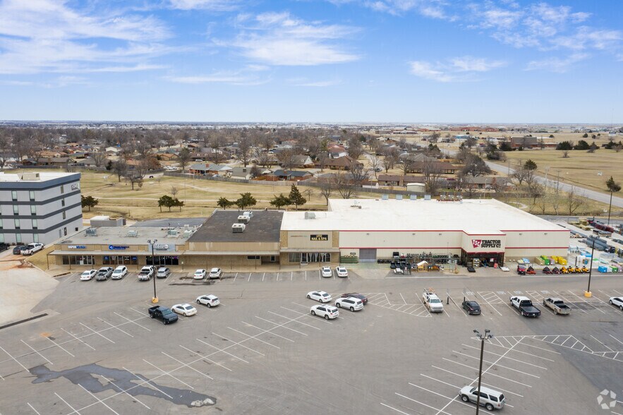 More Photos Of 1504 SW 27th St, El Reno General Retail For Lease