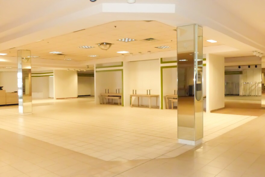 More Photos Of 550 Galleria Dr, Johnstown Department Store For Lease