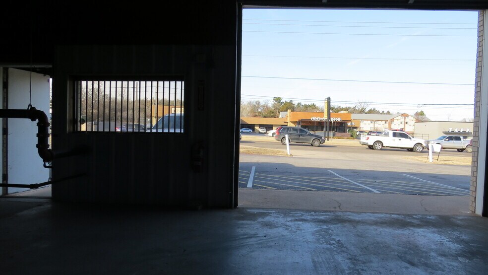 More Photos Of 310 S Coltrane Rd, Edmond Warehouse For Lease