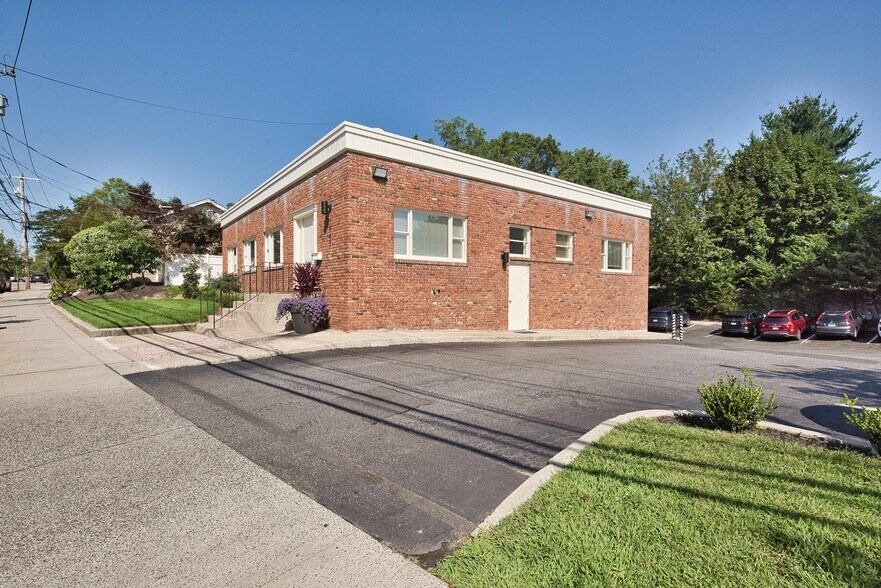 More Photos Of 121 Pulaski Rd, Kings Park Office For Lease