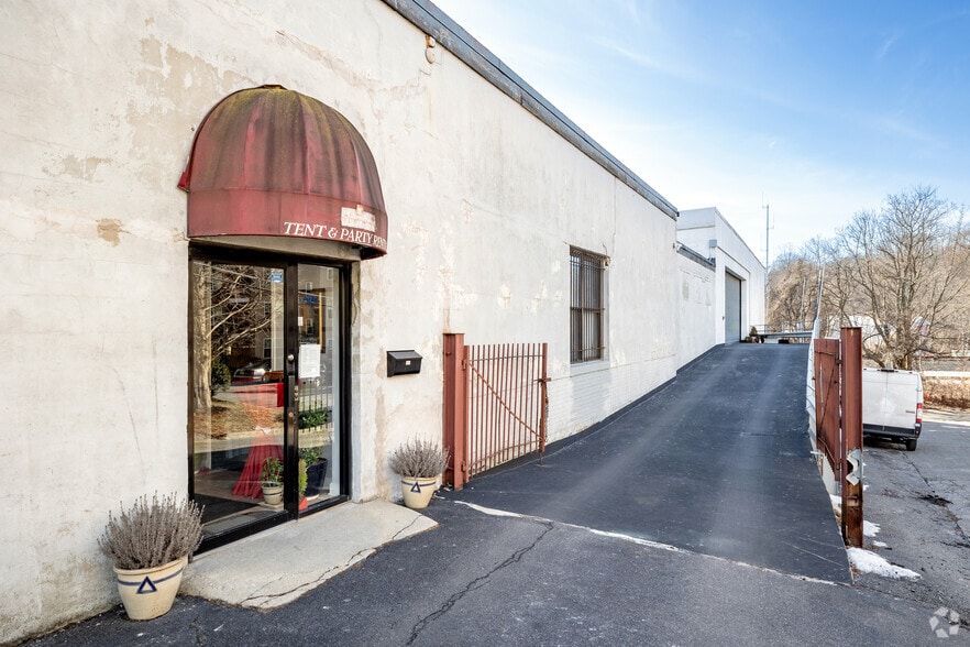 More Photos Of 100 Carney St, Glen Cove Manufacturing For Sale