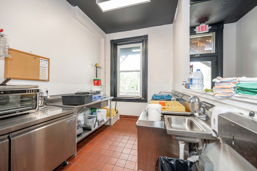 More Photos Of 2015 Madison rd, Cincinnati Storefront Retail Residential For Lease