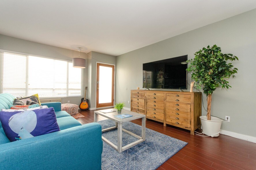 More Photos Of 1530 N Formosa Ave, Los Angeles Apartments For Sale
