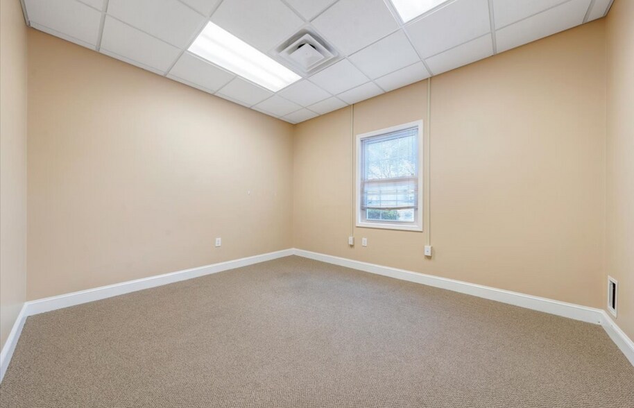 More Photos Of 1101-1109 Electric Rd, Salem Medical For Lease