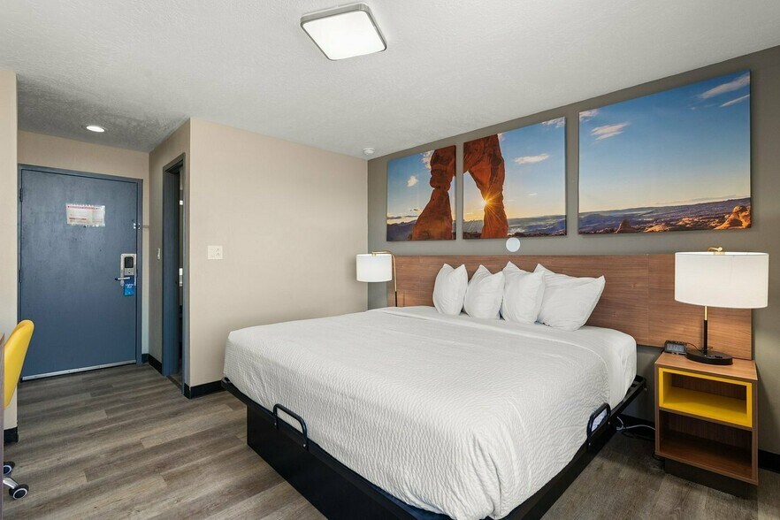 More Photos Of 1520 Candelaria Rd NE, Albuquerque Hotel For Sale