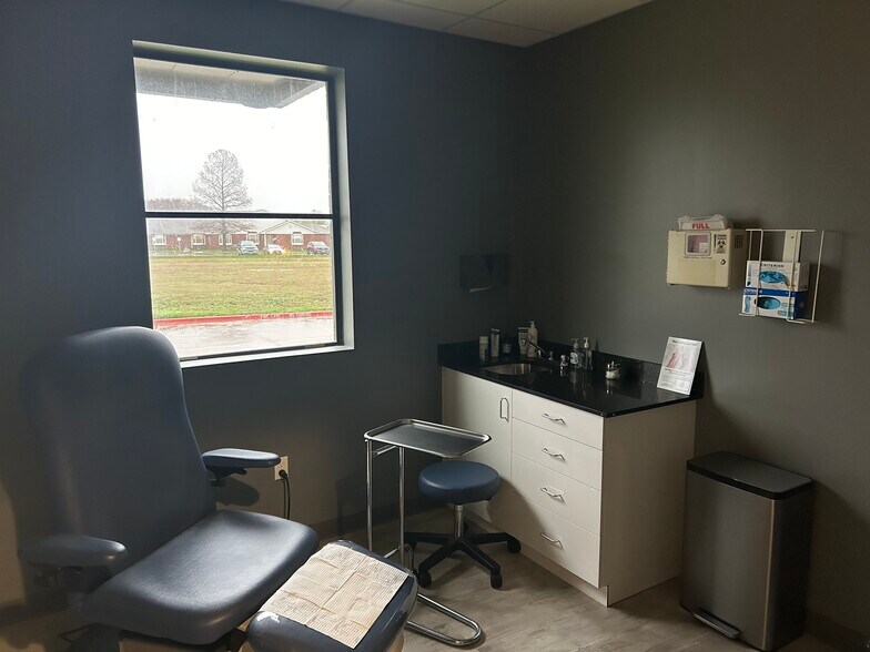 More Photos Of 5700 North Park Dr, Watauga Medical For Lease
