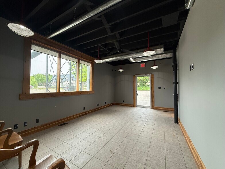 More Photos Of 361 King St, Midland Office For Sale