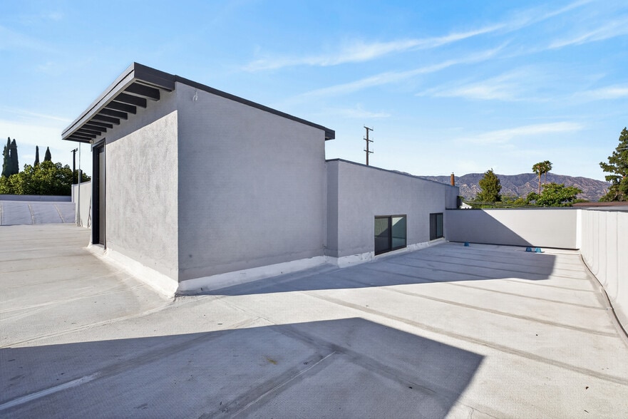 More Photos Of 703 S Main St, Burbank Showroom For Sale