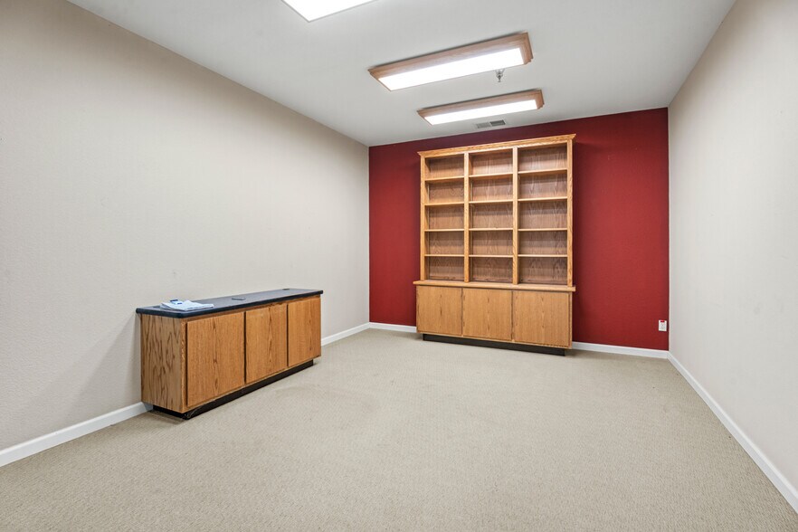 More Photos Of 1252 Airport Park Blvd, Ukiah General Retail For Lease