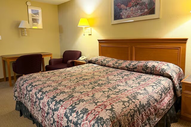 More Photos Of 606 E Lincoln Blvd, Hesston Hotel For Sale