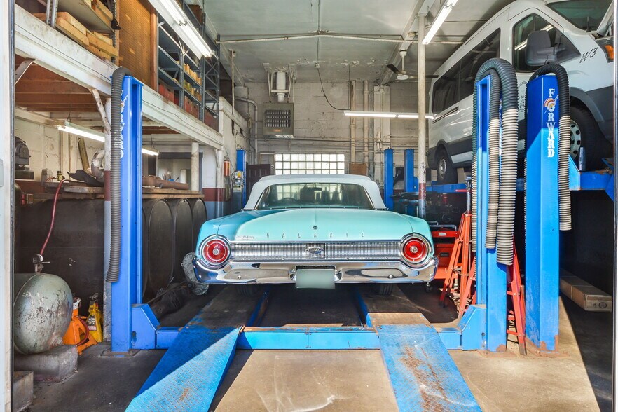 More Photos Of 347 Dartmouth St, New Bedford Auto Repair For Sale