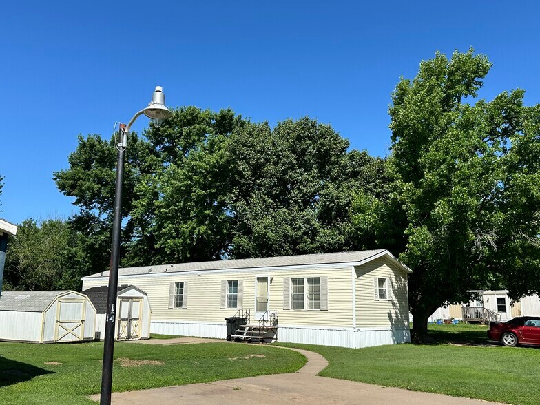 Primary Photo Of 620 Country Club Rd, Pratt Manufactured Housing Mobile Home Park For Sale