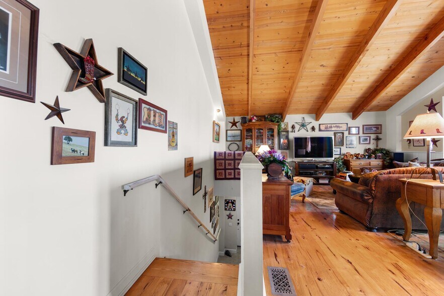 More Photos Of 907 Mission Rock Rd, Santa Paula Light Manufacturing For Sale