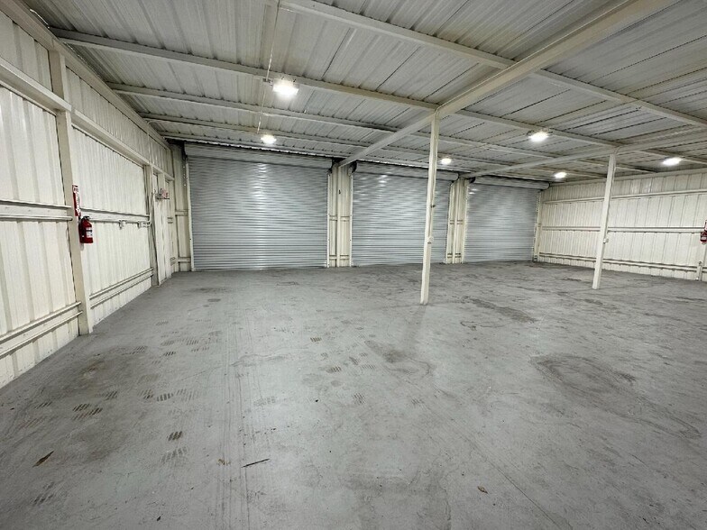 More Photos Of 5830 Star Ln, Houston Light Distribution For Lease