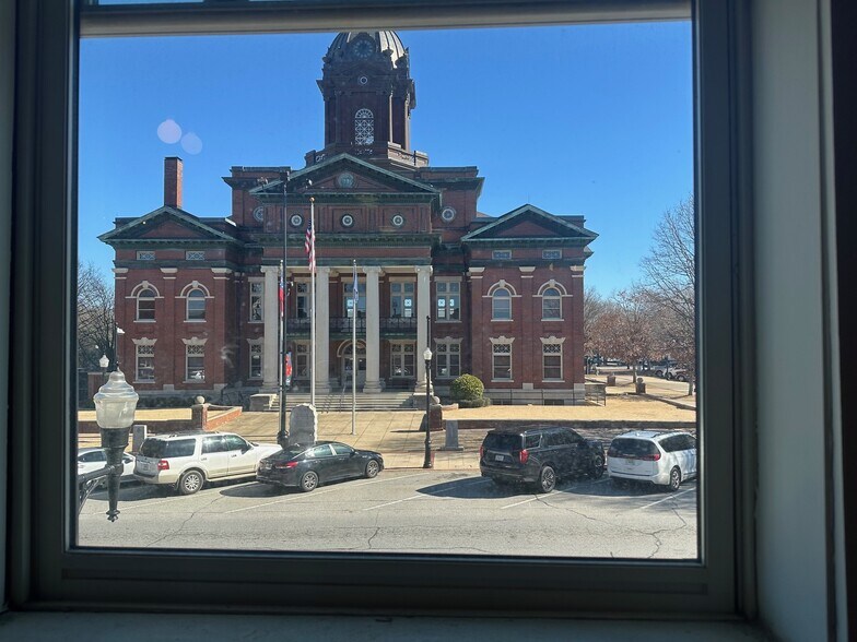 More Photos Of 22 West Court Sq, Newnan Office For Lease