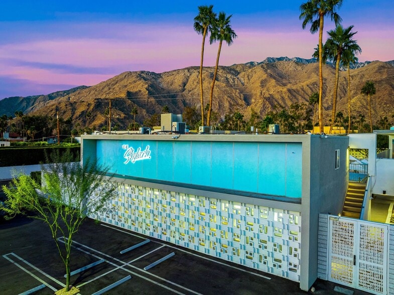 More Photos Of 1466 N Palm Canyon Dr, Palm Springs Hotel For Lease