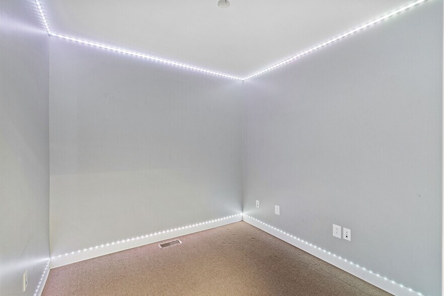 More Photos Of 4922 Port Royal Rd, Spring Hill Showroom For Lease