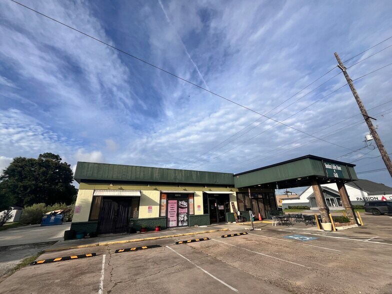 More Photos Of 4000 Lincoln Ave, Groves Restaurant For Sale