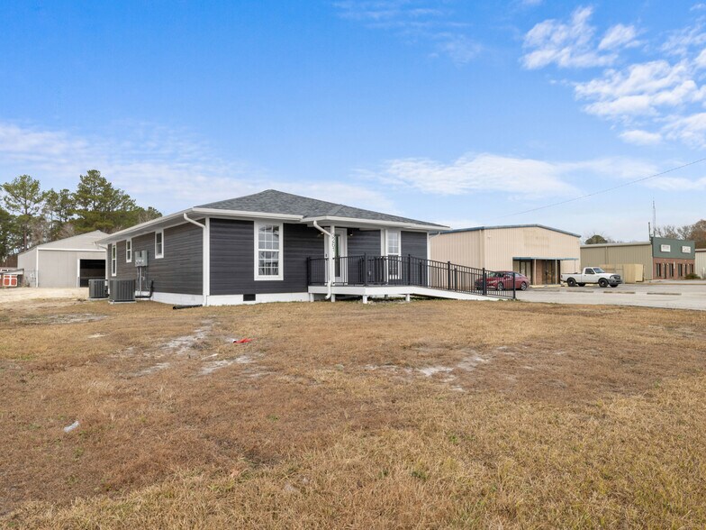 More Photos Of 3261 New Bern Hwy, Jacksonville Light Distribution For Lease