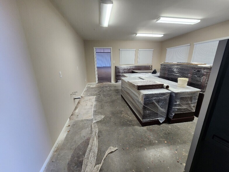 More Photos Of 425 S Main St, Coolidge Manufacturing For Lease
