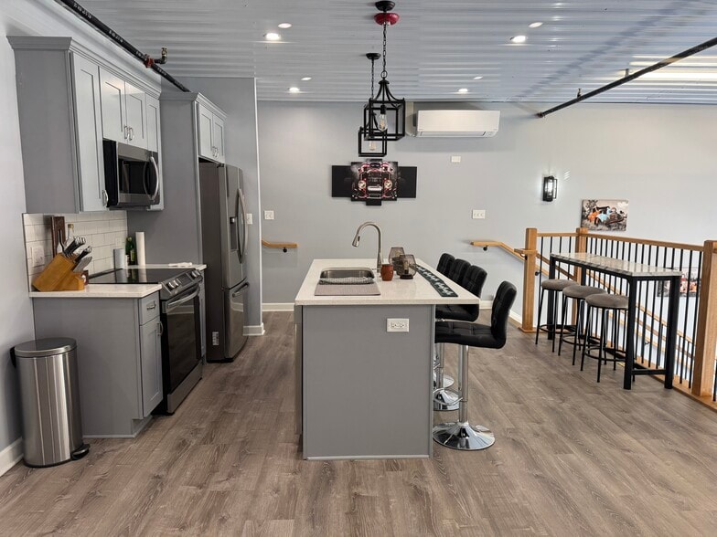 More Photos Of 2244 Ferry Rd, Naperville Flex For Sale