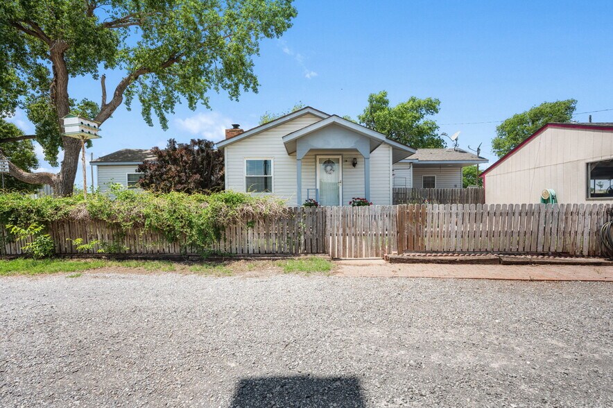 More Photos Of 10277 N 2130 Rd, Foss Convenience Store For Sale