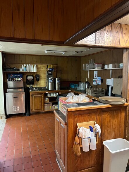 More Photos Of 1912 N Broadway St, Pittsburg Restaurant For Sale