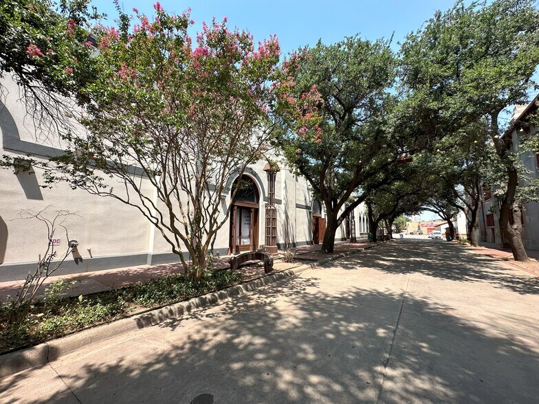 More Photos Of 2501-2519 Rodeo Plz, Fort Worth Storefront For Lease